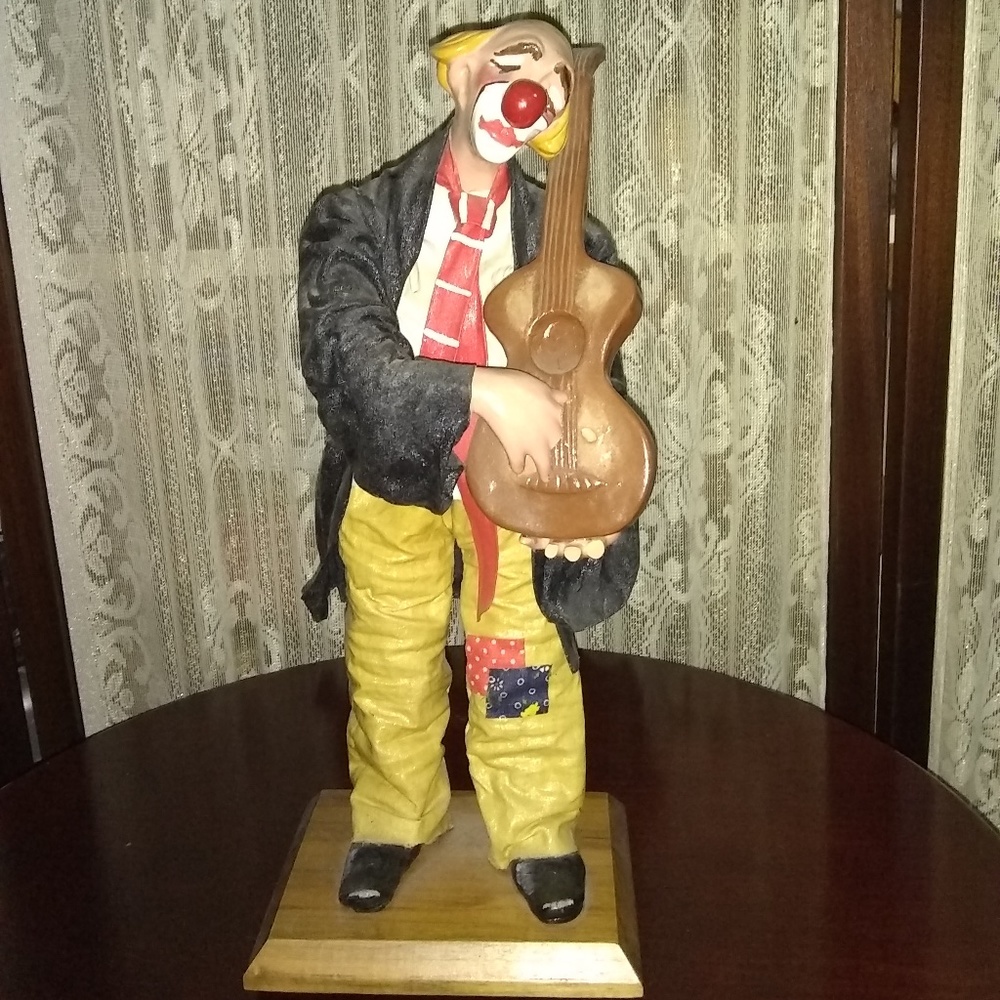 PAGLIACCI CONFIDE IN DR. CLOWN'S TO GIVE AWAY THE BRIDE